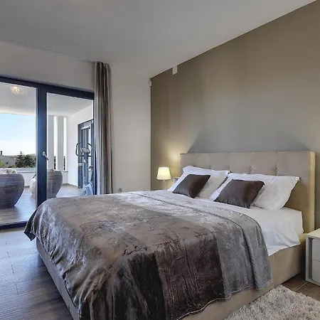 Ula Semesterbostad Pula